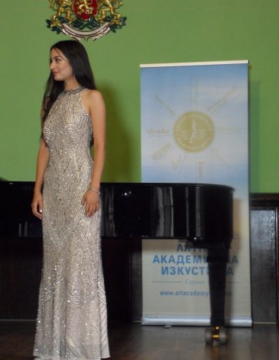 Младата оперна надежда Мария Славова участва в Академията през 2019г, за да учи и усъвършенства уменията си от Маестра Дарина Такова – гост преподавател в Академия 2019г.